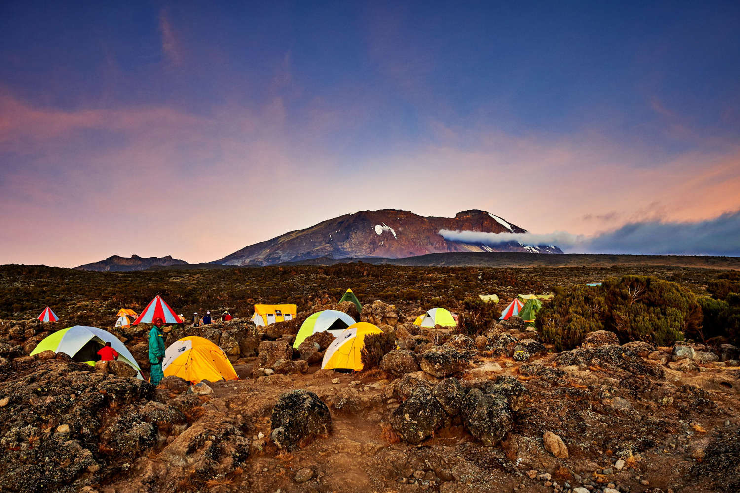 Route camping. Пик Ухуру Килиманджаро. Кемпинг Кения Килиманджаро. Гора Килиманджаро туризм. Килиманджаро гора восхождение.